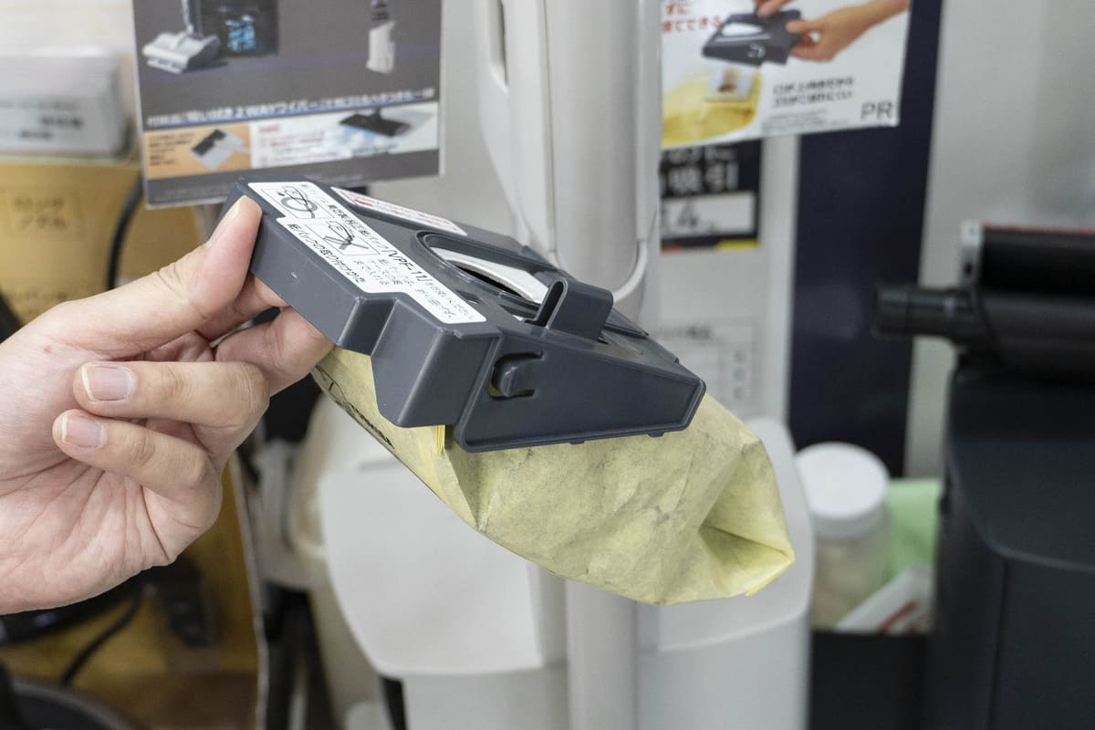 ダストステーションの集塵部は紙パック式。レバーをつまむだけで紙パックに触れずにゴミ捨てができる