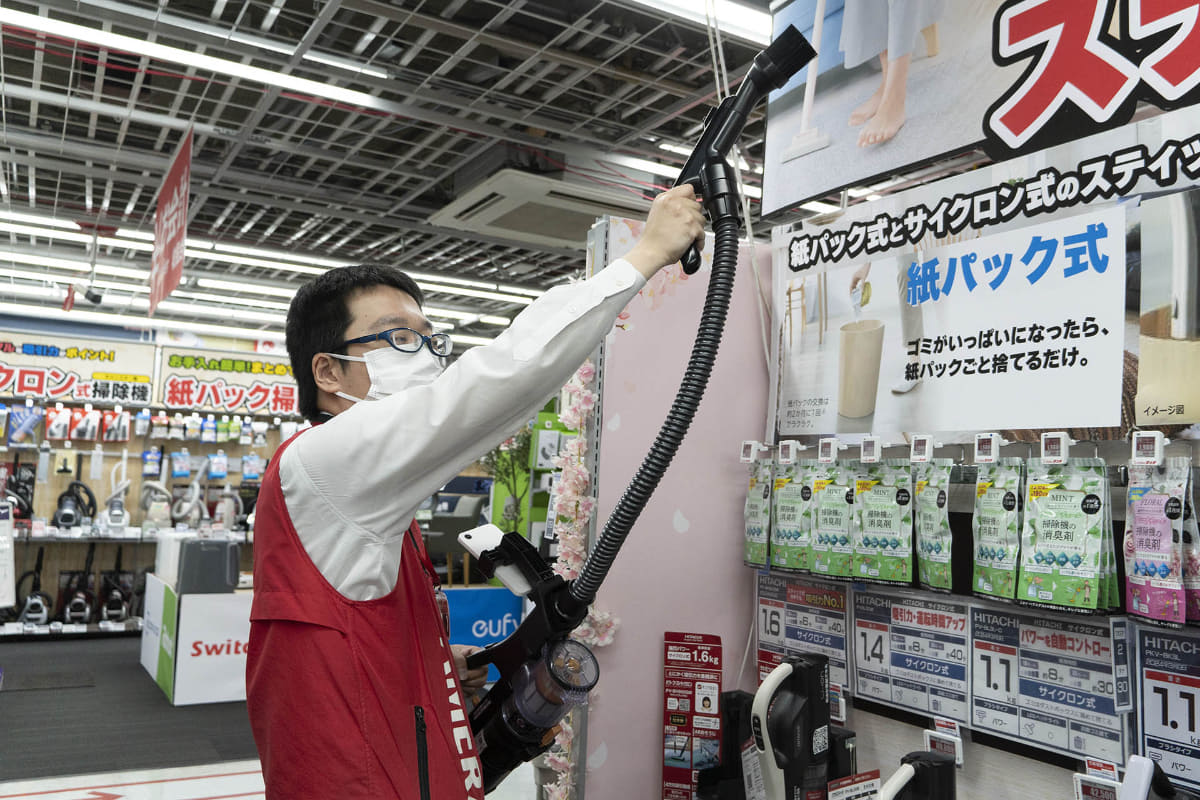 スマートホースとほうきブラシを組み合わせれば、高いところやエアコン掃除などにも便利