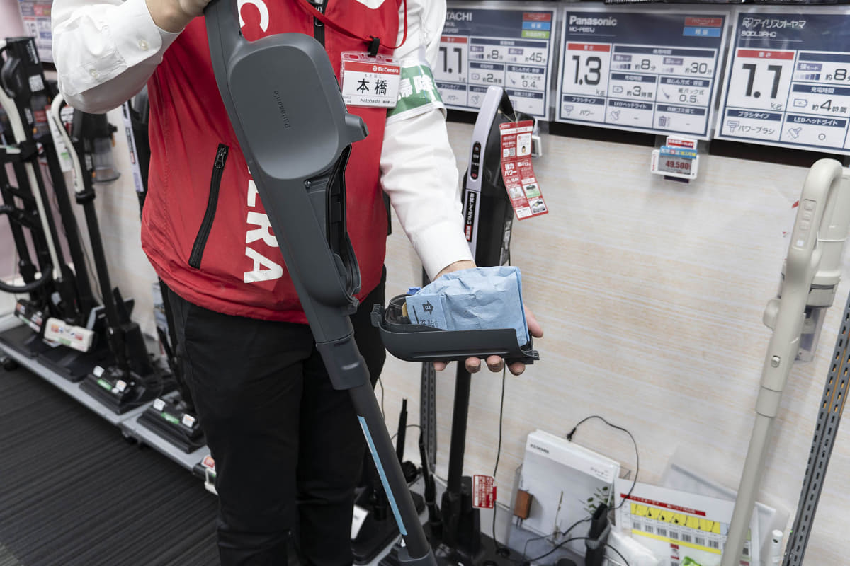 紙パックはカップごと取り外して、手に触れることなくゴミ箱へ