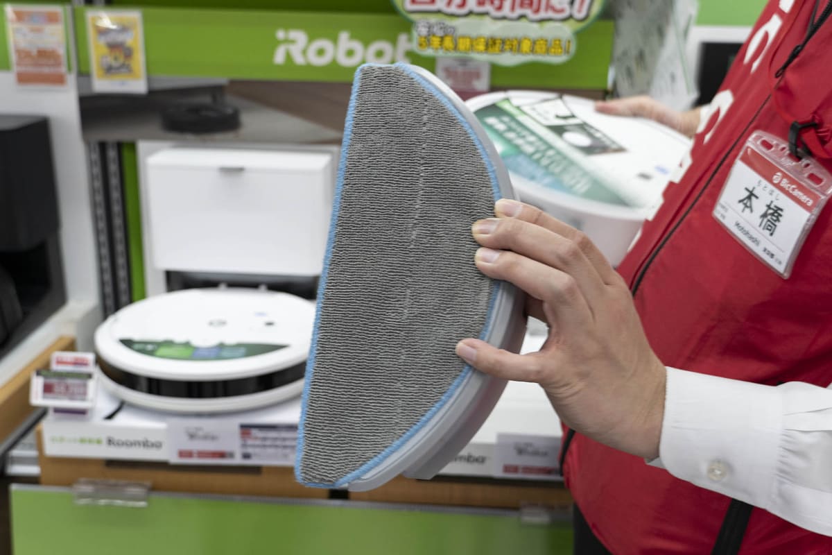 モップパッドはダスト容器に差し込むだけと装着は簡単。洗濯機で洗うこともできる