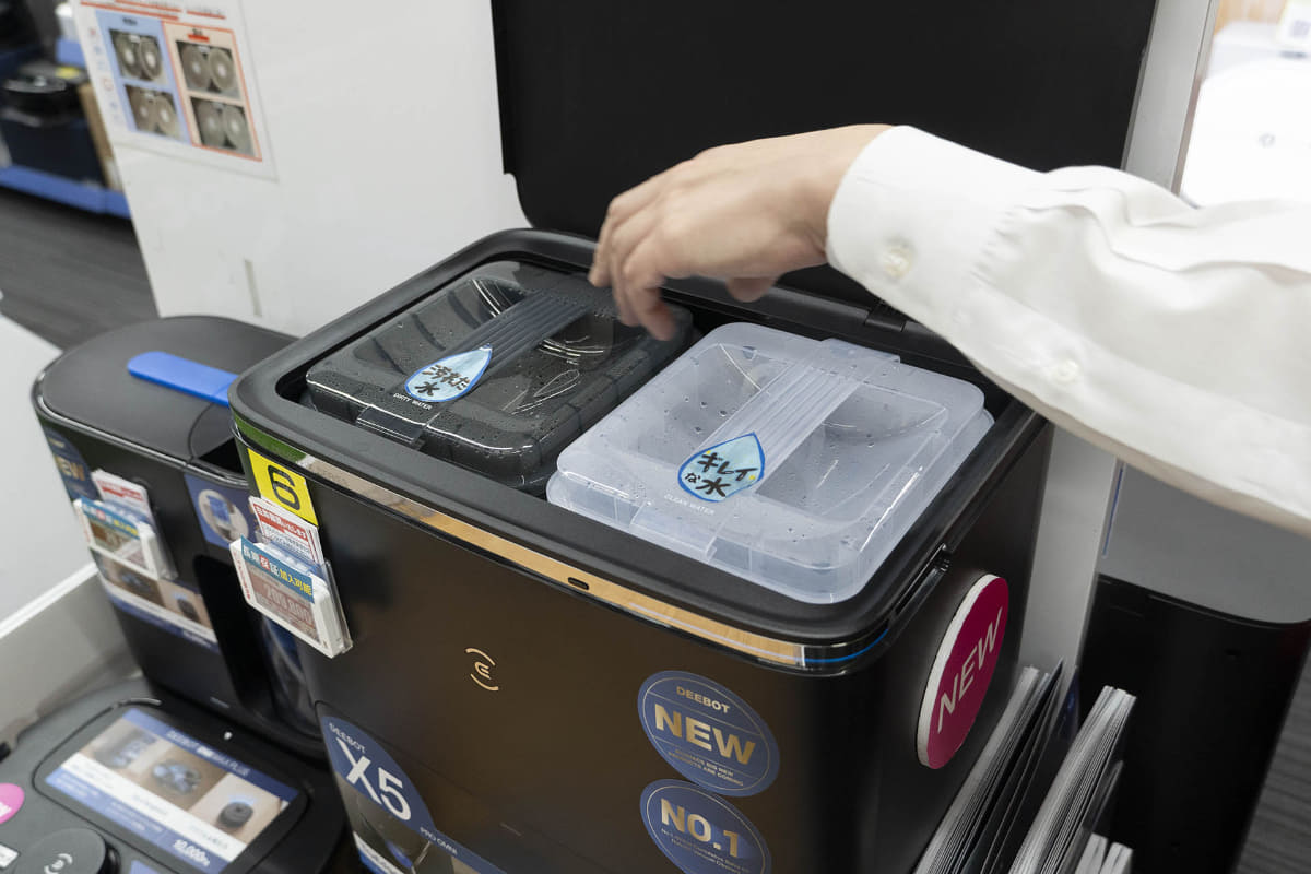浄水、汚水2つのタンクを搭載し、自動洗浄はもちろん熱風乾燥機能などオールインワンの全自動クリーニングステーション