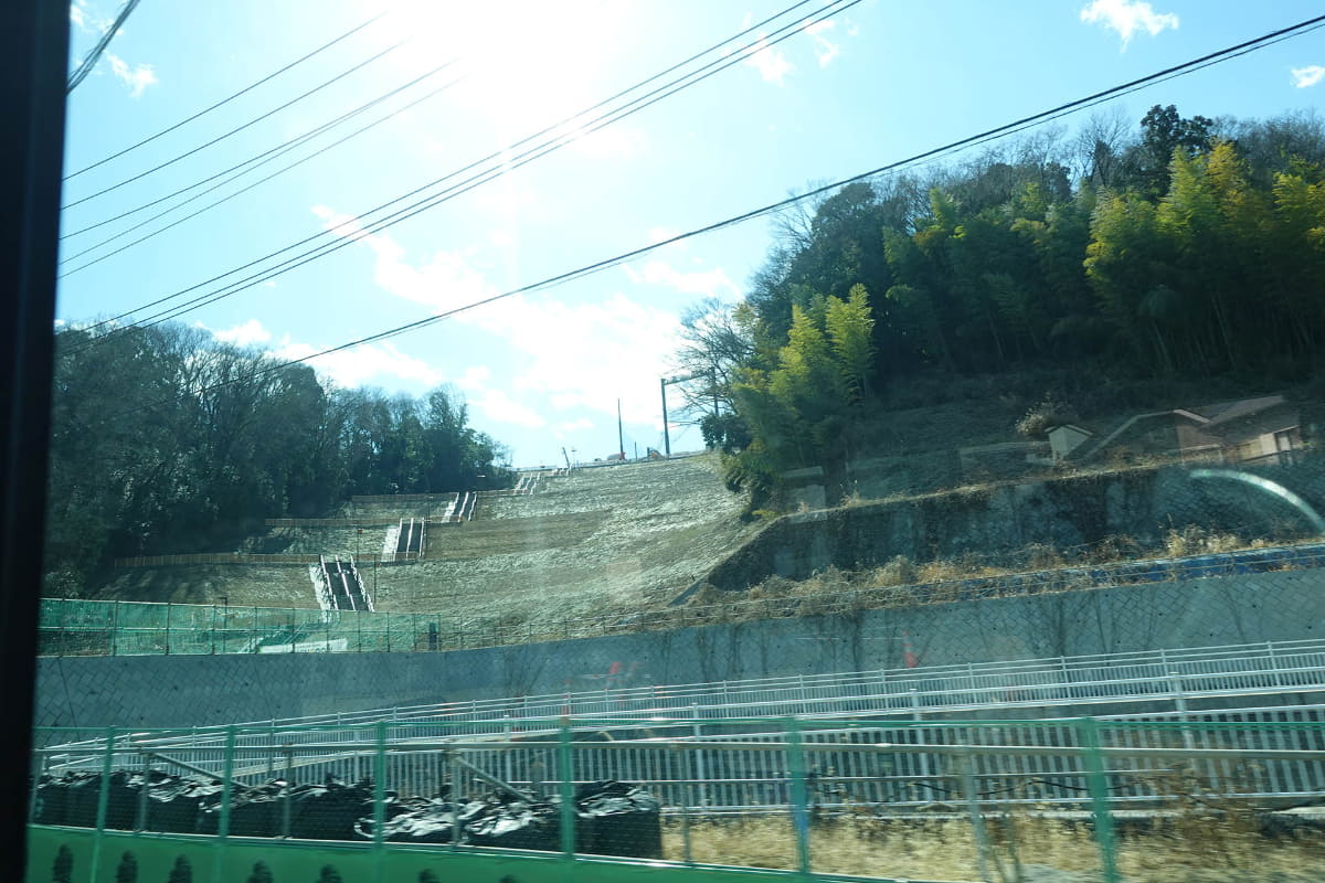 徒歩の場合は、300段の階段をのぼる必要がある