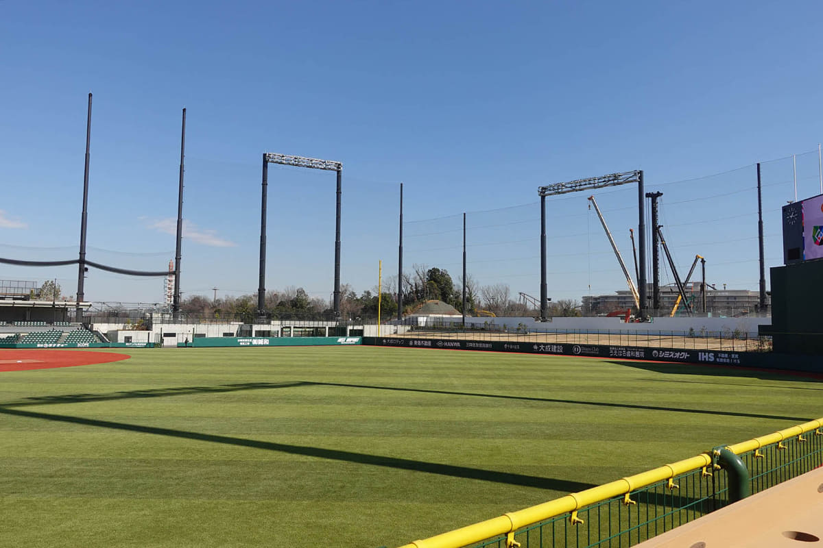 ライト側外野席からの眺め。黄色いポールを越えるとホームラン