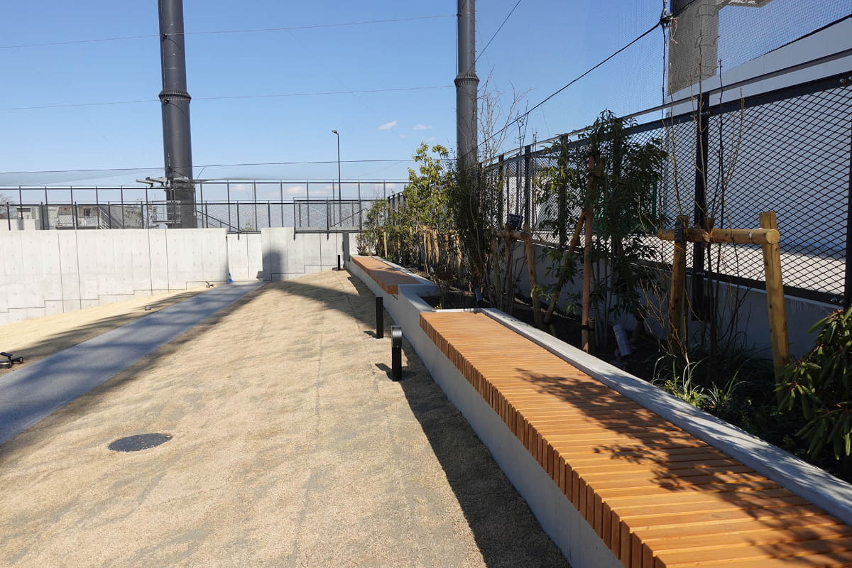 ベンチで腰掛けることができる