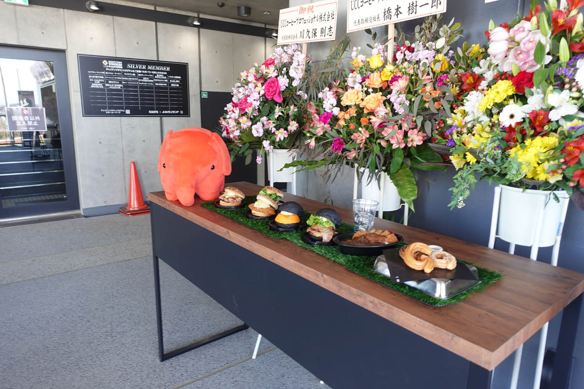 内覧会ではオリジナルメニューとともにマスコットキャラクター「どむぞうくん」が展示されていた