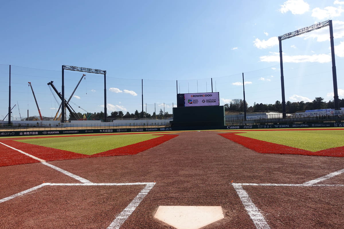 グラウンド全景。ホームベースから眺める