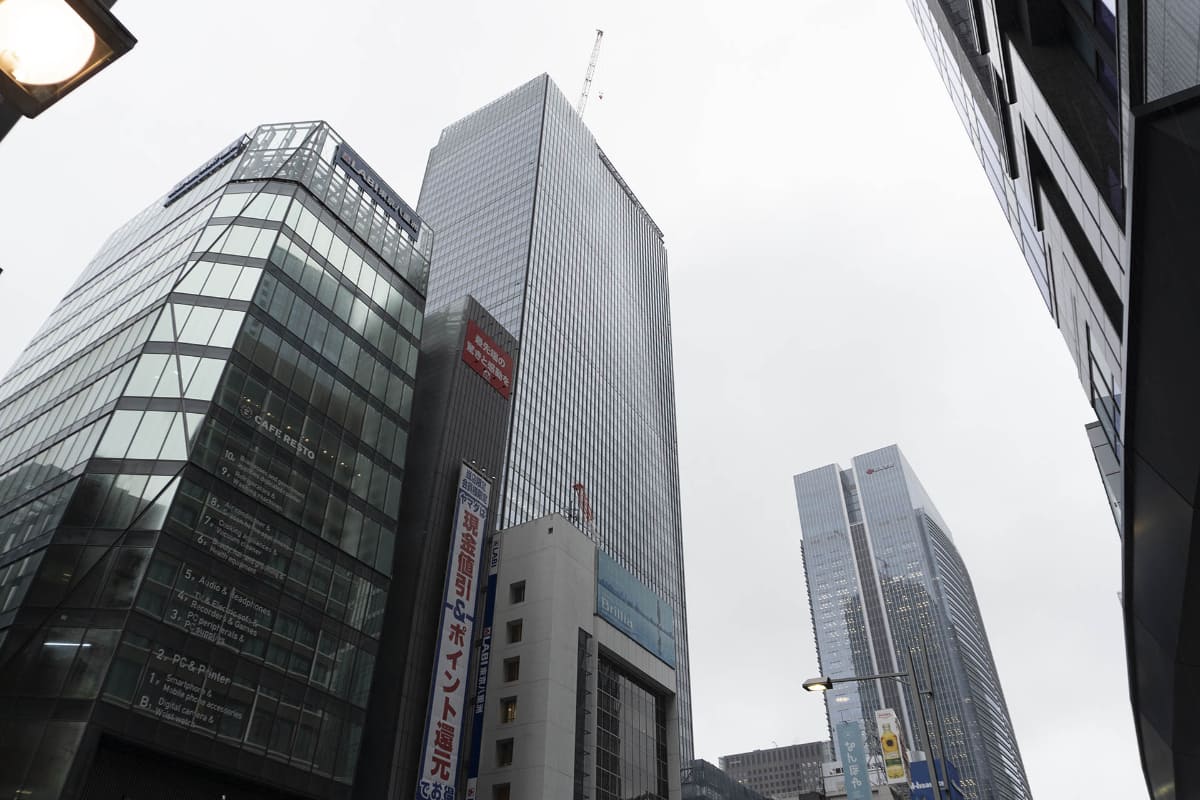 写真中央がトフロム ヤエス、右奥に見えるのが東京ミッドタウン八重洲
