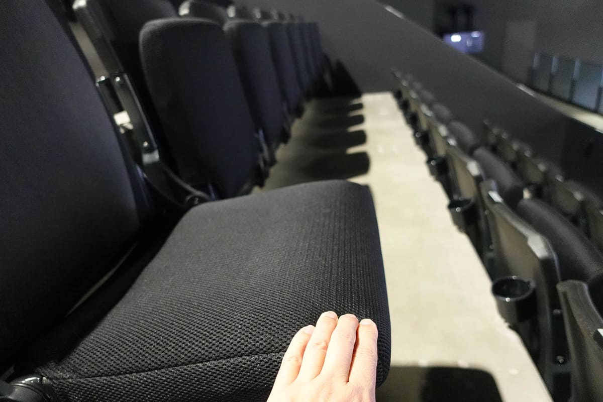 座席はクッション性があり、前側にはドリンクホルダーもついている