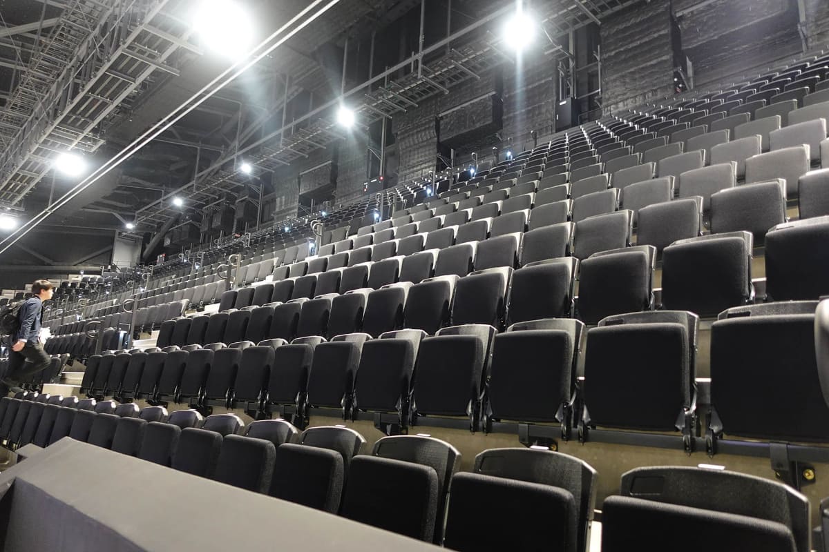 5階座席を下から眺める