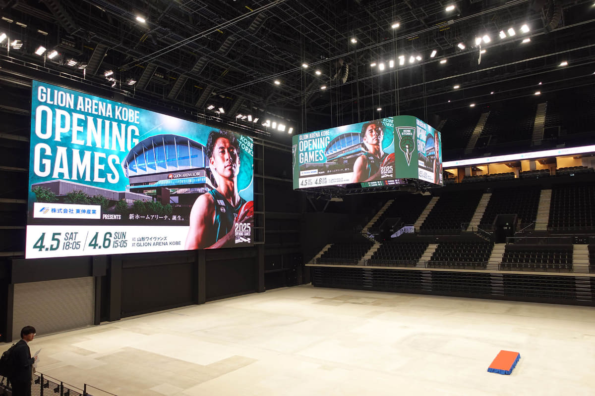 壁面のLEDビジョンと、天井から吊るされたセンターハングビジョン