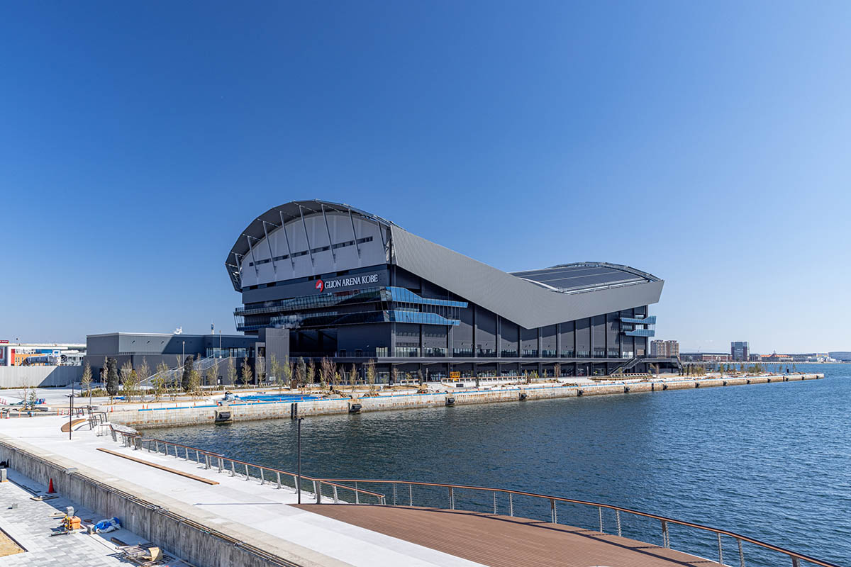 海側から見たアリーナ。公園は写真奥、突堤の先端部にある(写真提供：株式会社エスエス 津田裕之)