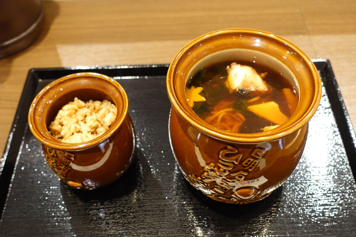 たこ壺に入ったそばとタコ飯のセット。ジーライオンアリーナ神戸ではなく、「淡路屋のおもうつぼ」明石市内の店舗にて