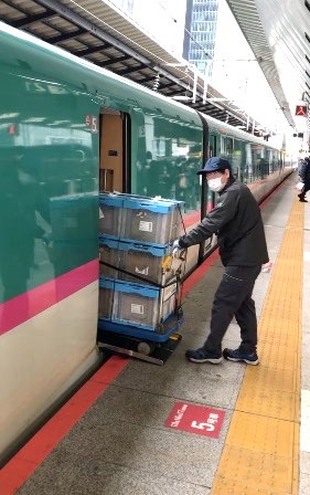 5号車には荷物輸送用ドアを設置し、荷物輸送サービス「はこビュン」において途中駅で荷物の積み下ろしができるようにする