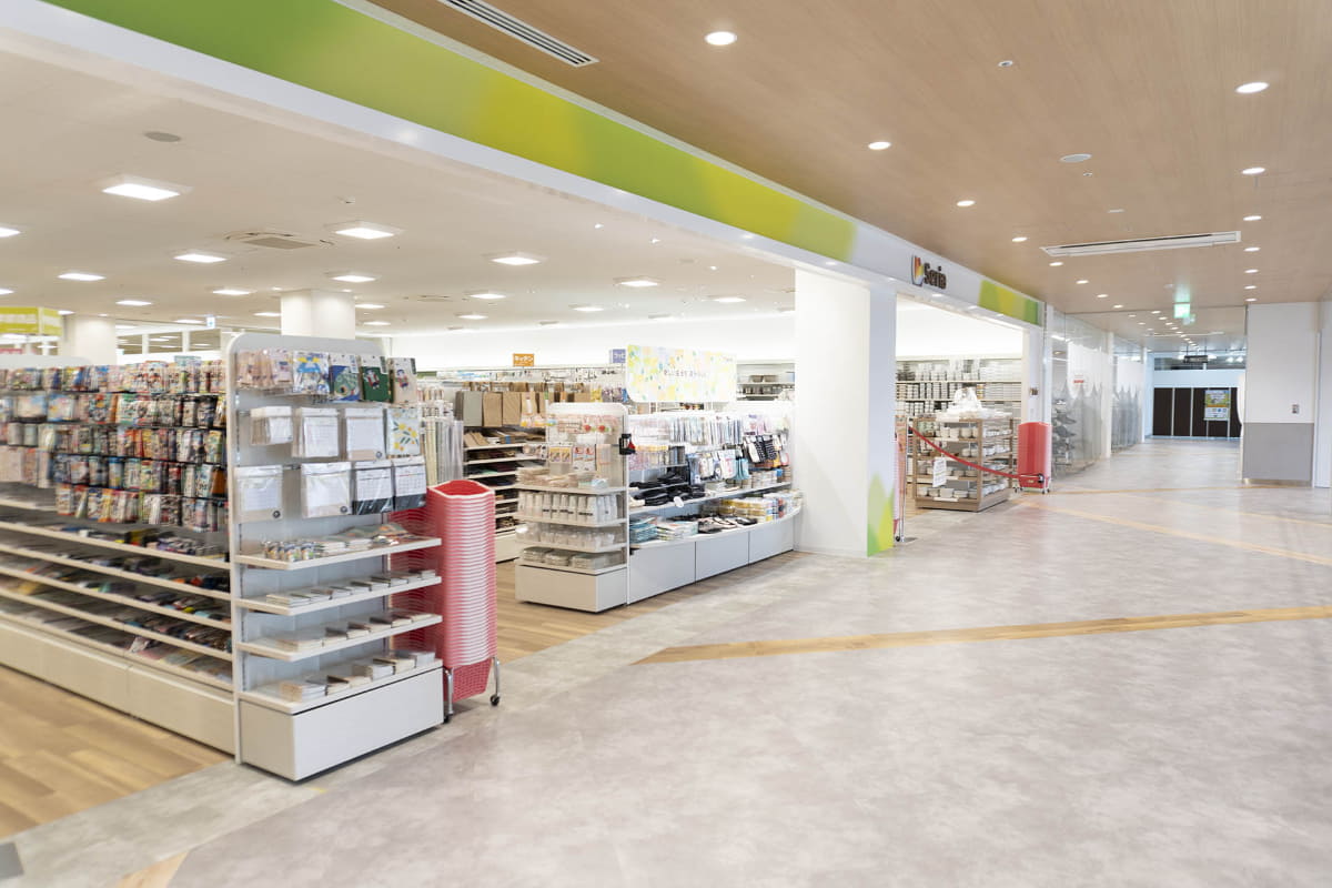 2階のセリア。奥には総合衣料「パシオス」、メガネ「ルック」がある