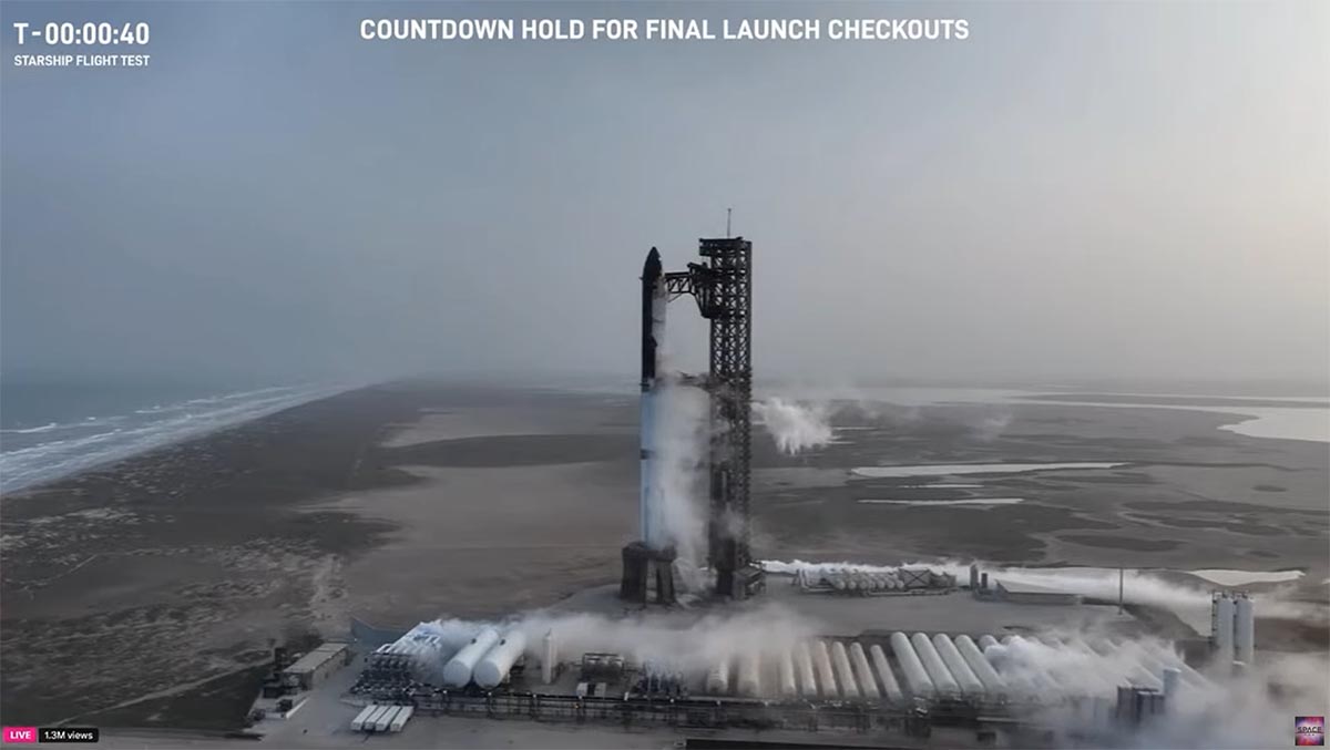 打上げ40秒前でカウントが停止し、待機していたStarship Super Heavy(SpaceXの公式YouTube配信より)