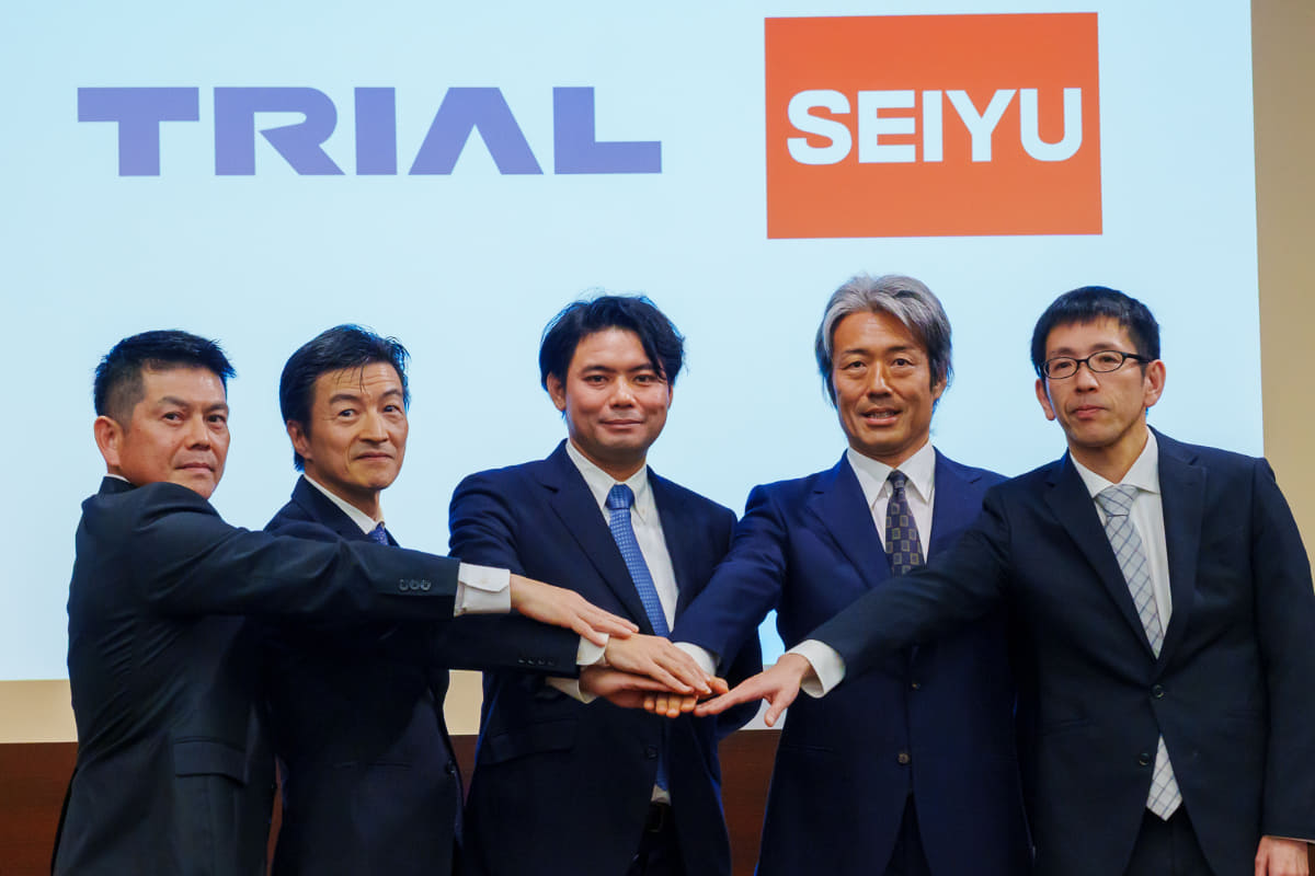トライアルホールディングスが西友を買収。写真中央はRetail AIの代表取締役CEO・永田洋幸氏、その右が西友CFO野村優氏。トライアルホールディングス取締役・トライアルカンパニー社長・石橋亮太氏(左)、トライアルホールディングス社長・亀田晃一氏(左から2番目)、西友執行役員経営企画本部長・武田正樹氏(右)