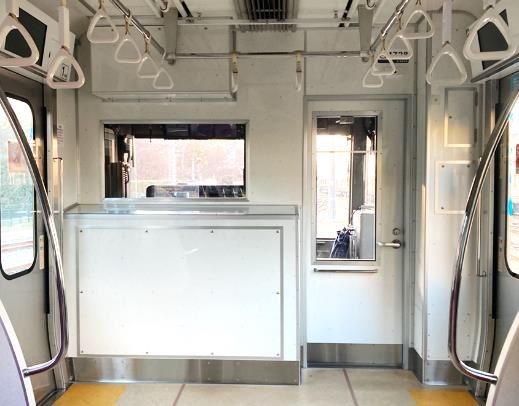 乗務員室と客室間の仕切り窓を一部拡大