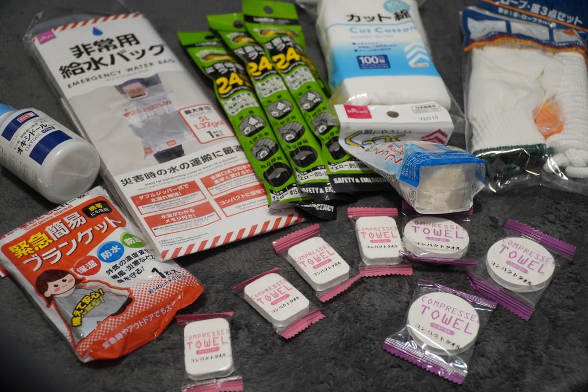 100円ショップに行けば、防災グッズが一通り揃う。携帯トイレも1回単位で売っている