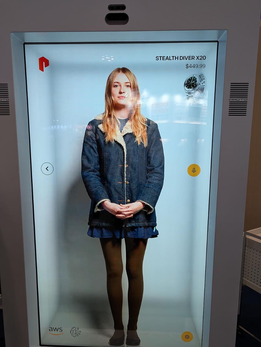 バーチャルアシスタントは画面の黄色いマイクボタンを押すことで話しかけることが可能で、チャットボットのように話した内容に応じた返事や説明が戻ってくる。言語は適時切り替えが可能