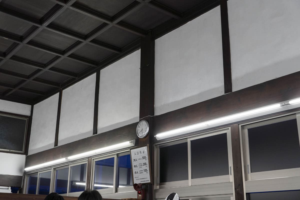 脱衣所。昔ながらの番台のある銭湯