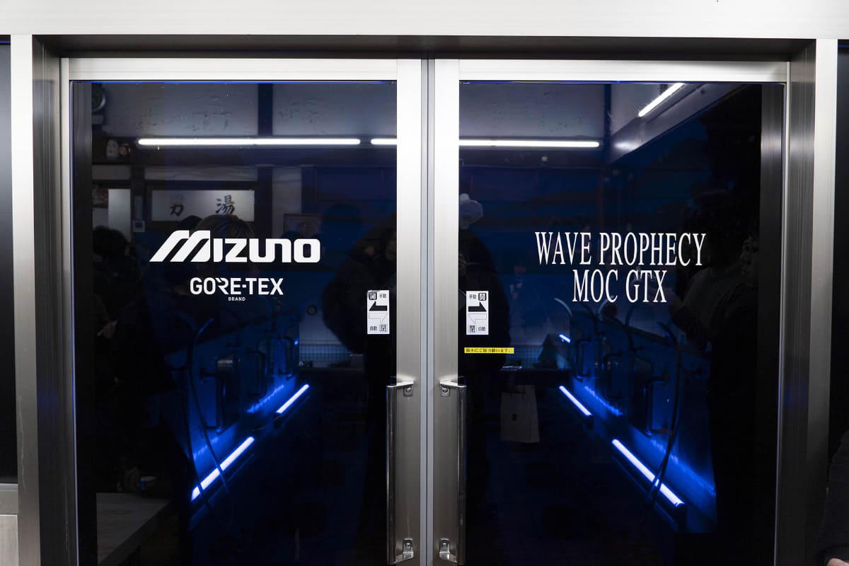 浴室への扉には製品名が記されていた