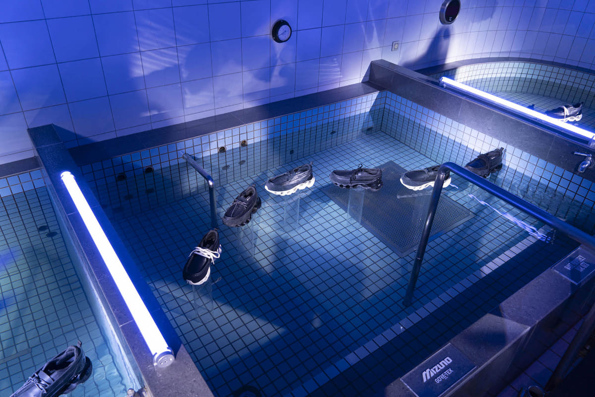 水を張った浴槽に展示されていた