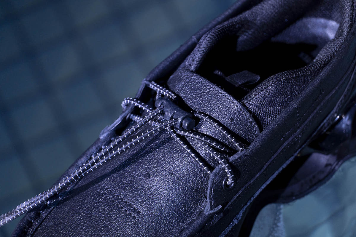 伸縮性のあるコードシューレースとレースストッパーを使用することで、靴ひもを縛らない履き方ができる