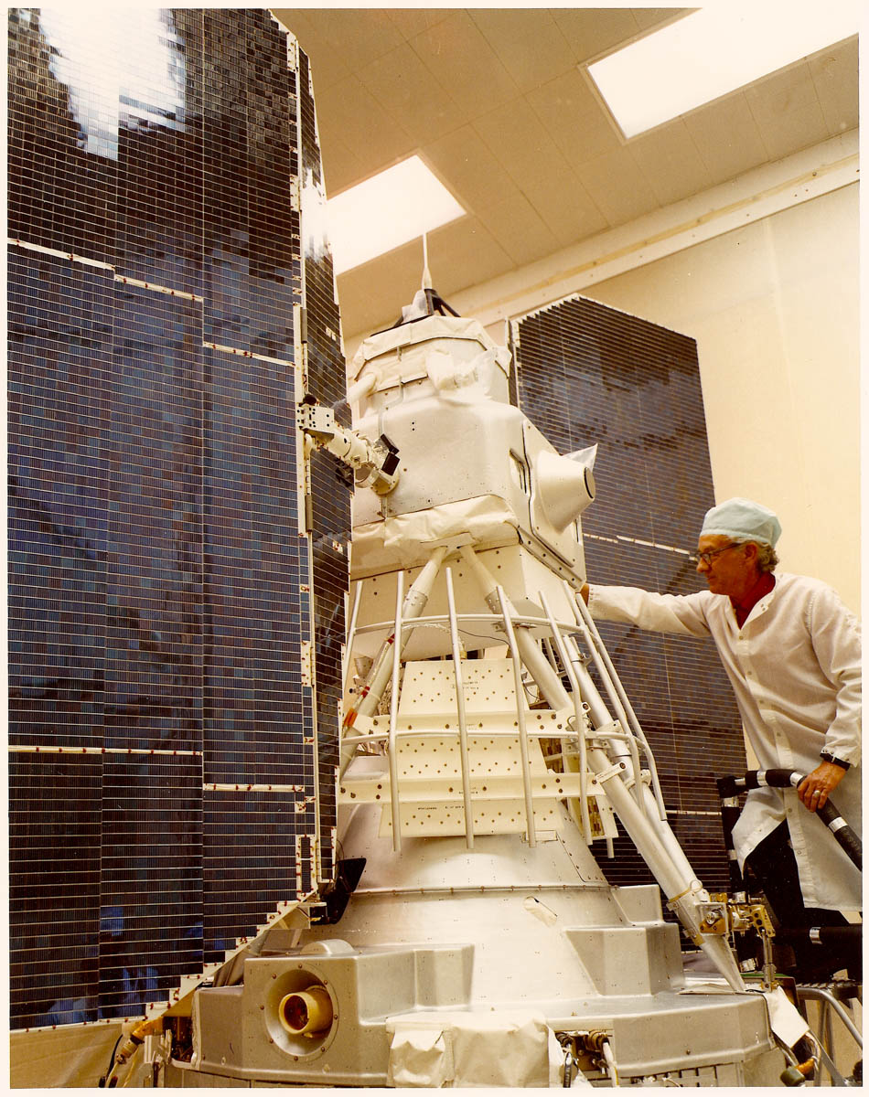 LANDSAT1号と開発中のLANDSAT2号(Credit: NASA)
