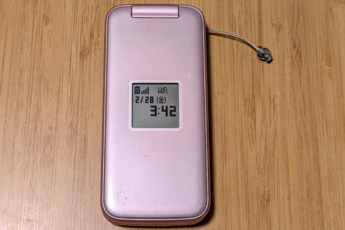 機種変した「らくらくホン F-01M」。外観やカラーはF-08Cとほとんど同じだった