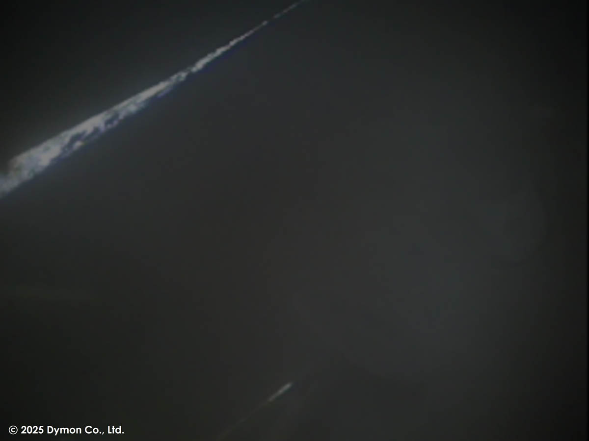 YAOKI搭載カメラによる月面での撮影。左上の明るい部分がクレーターの縁(リム)、中央下はAthenaの足