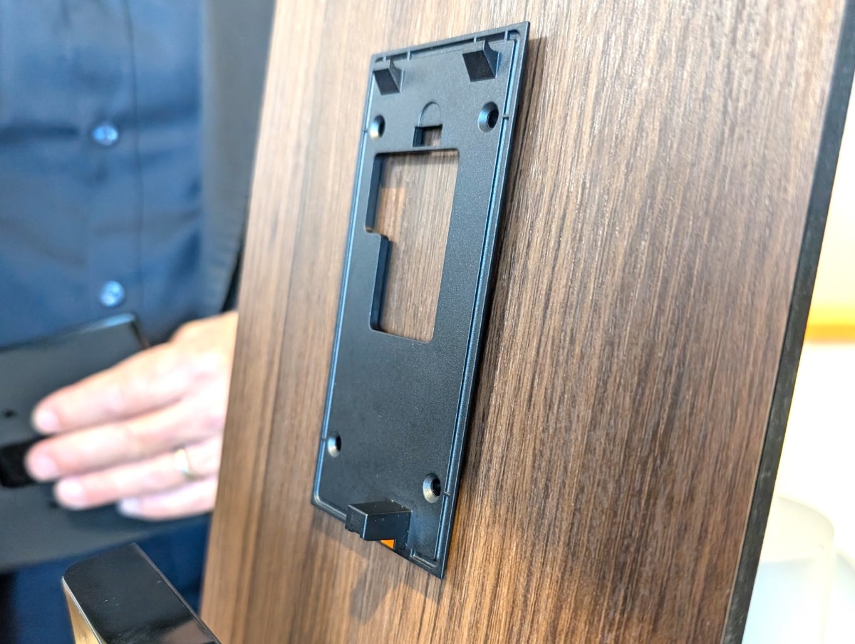 ネジ不要でドアに直接取り付けられる