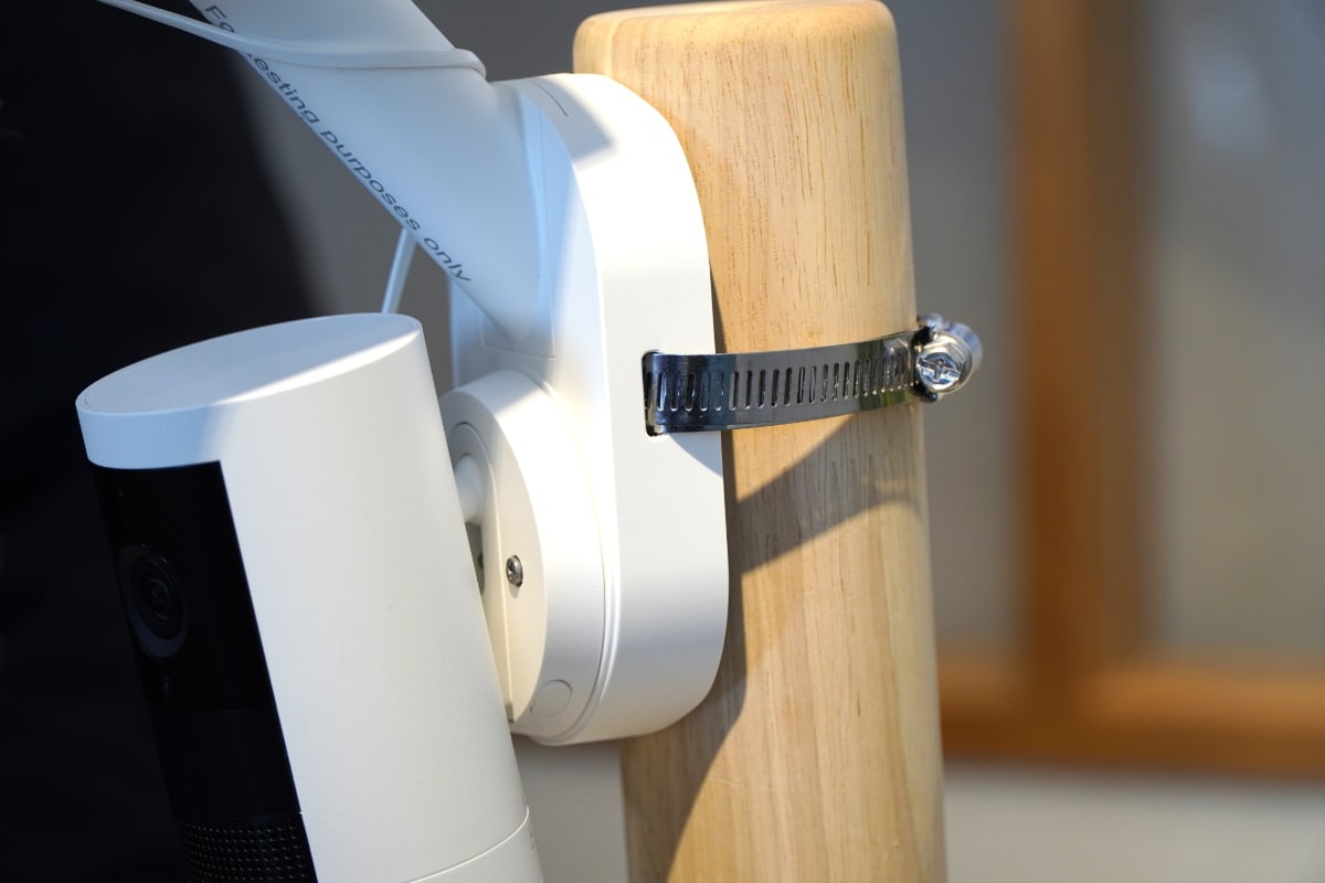 メタルバンドを使い、ポールに取り付けた状態