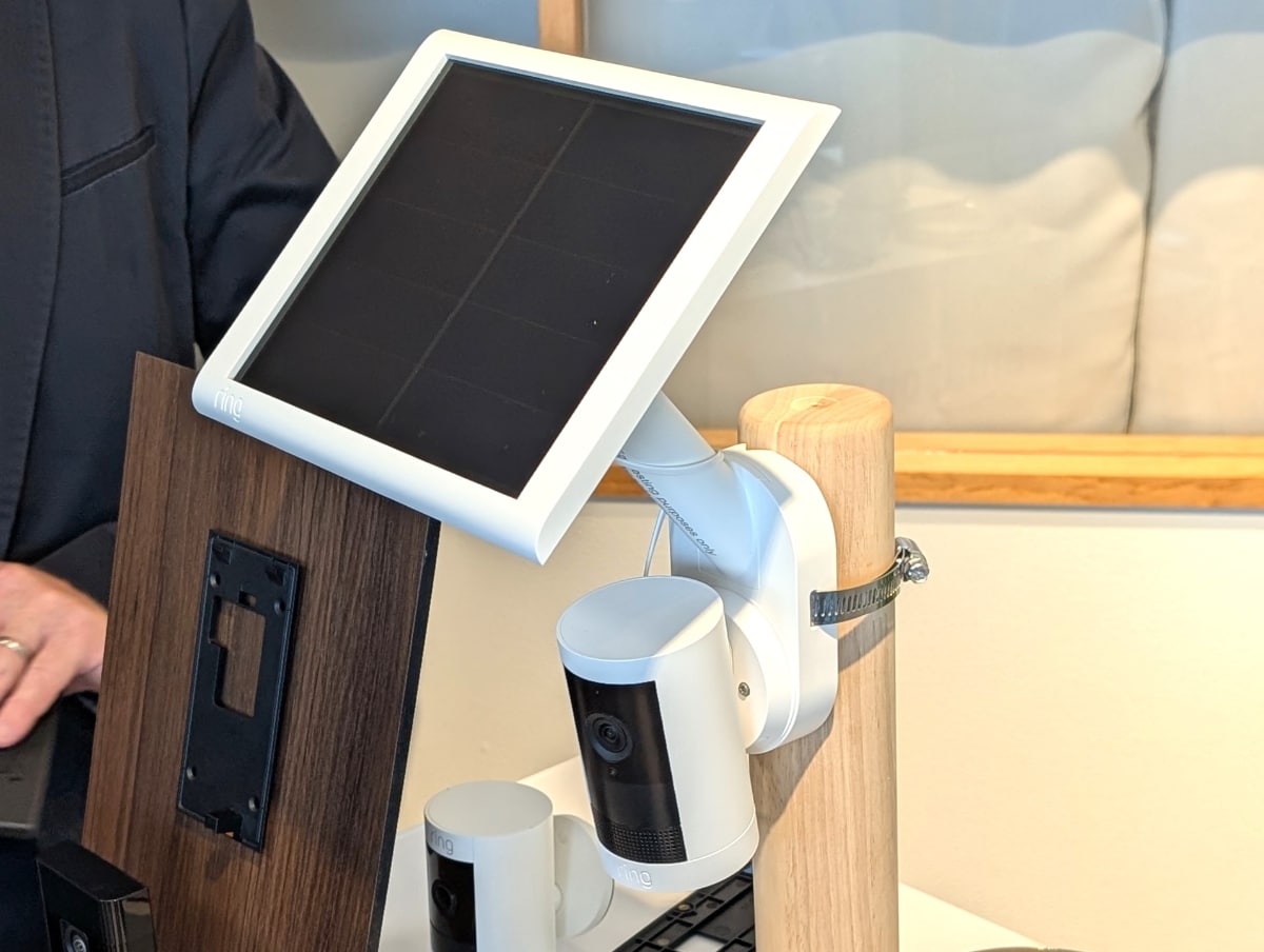 ポールマウントは大小2種類同梱する