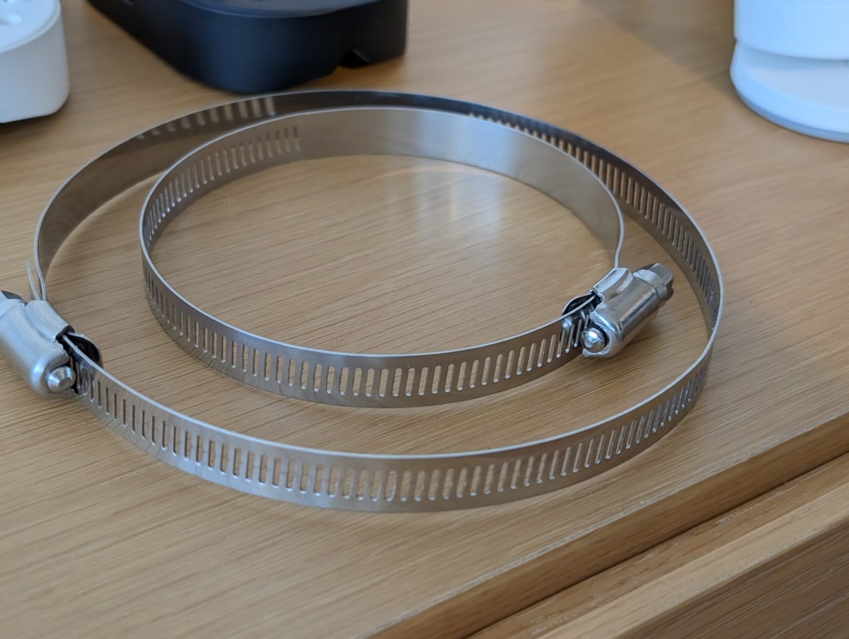 ポールマウントは大小2種類同梱する