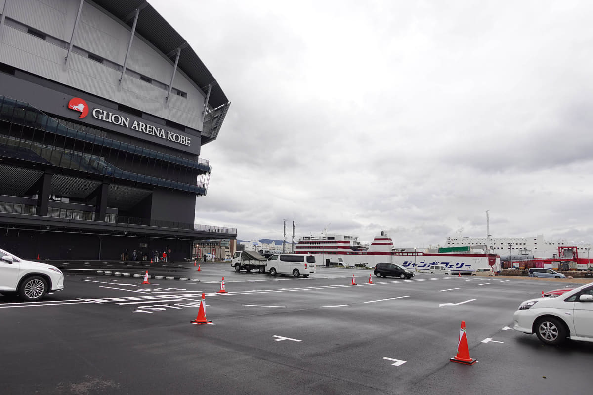 ジーライオンアリーナ神戸とジャンボフェリー乗り場は至近距離にある