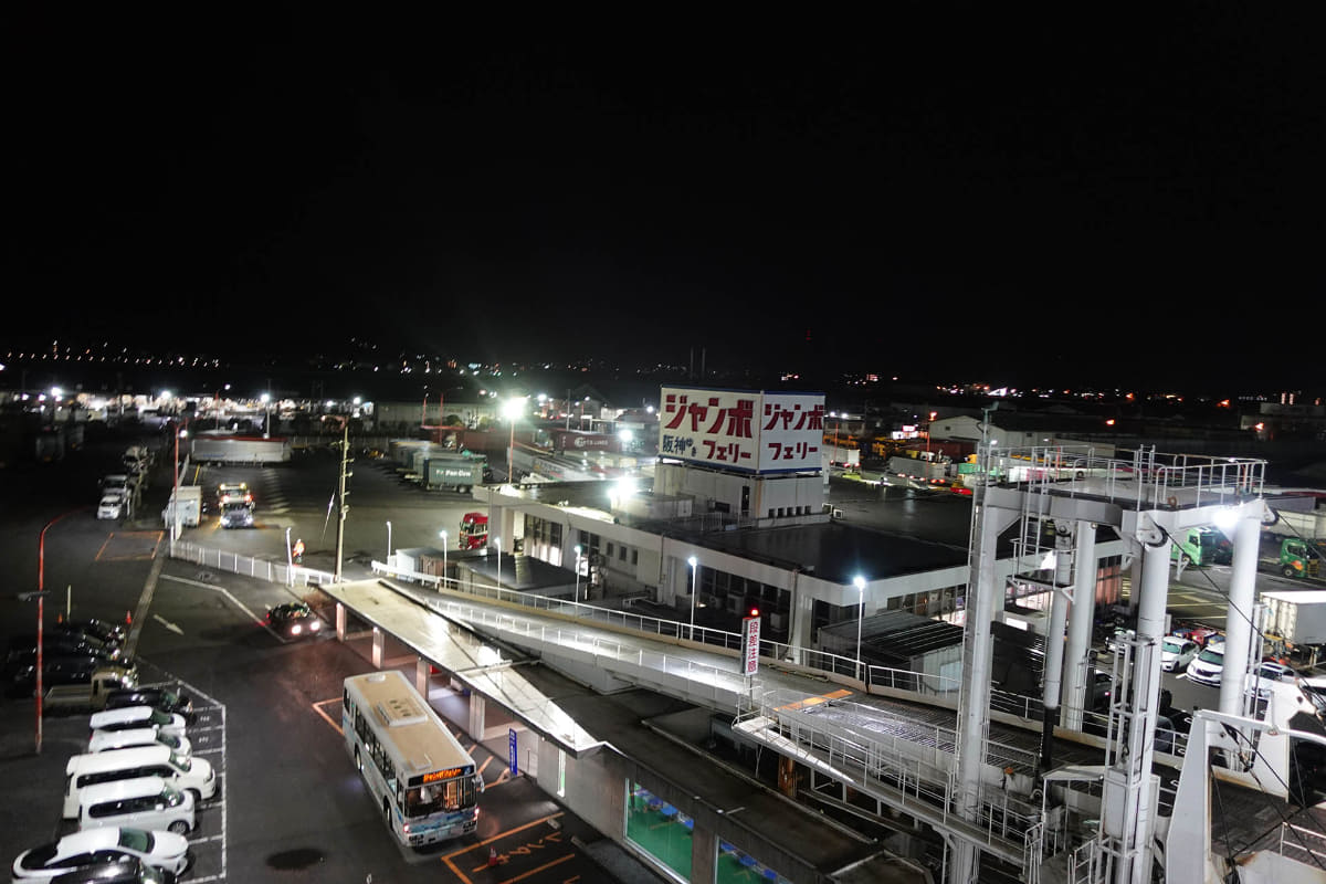 深夜の高松港・ジャンボフェリー乗り場。慌ただしく下船する人々を、悠々と見守っている