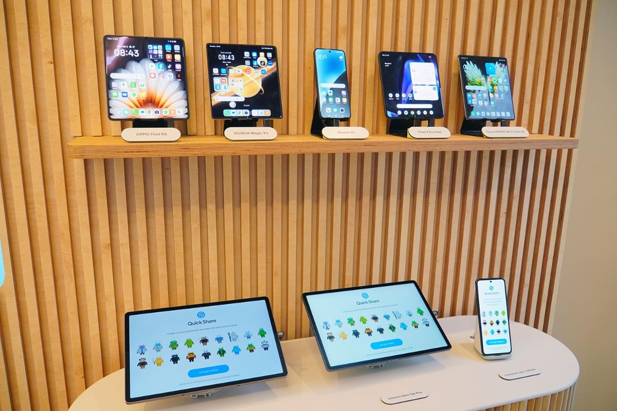 AI機能の開発でも、パートナーと連携しているという。写真はグーグルブースに並んでいた各メーカーの端末