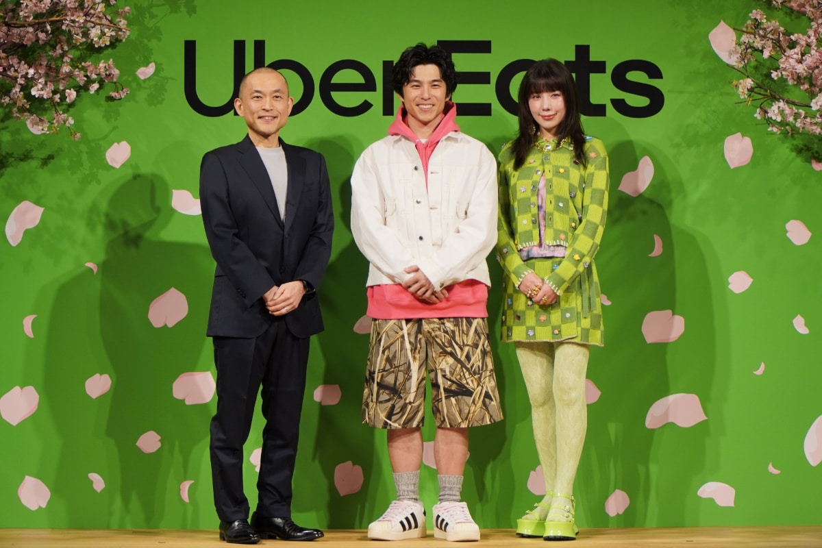 左からUber Eats Japan 代表取締役社長 中川晋太郎氏と俳優の中尾明慶氏、仲里依紗氏