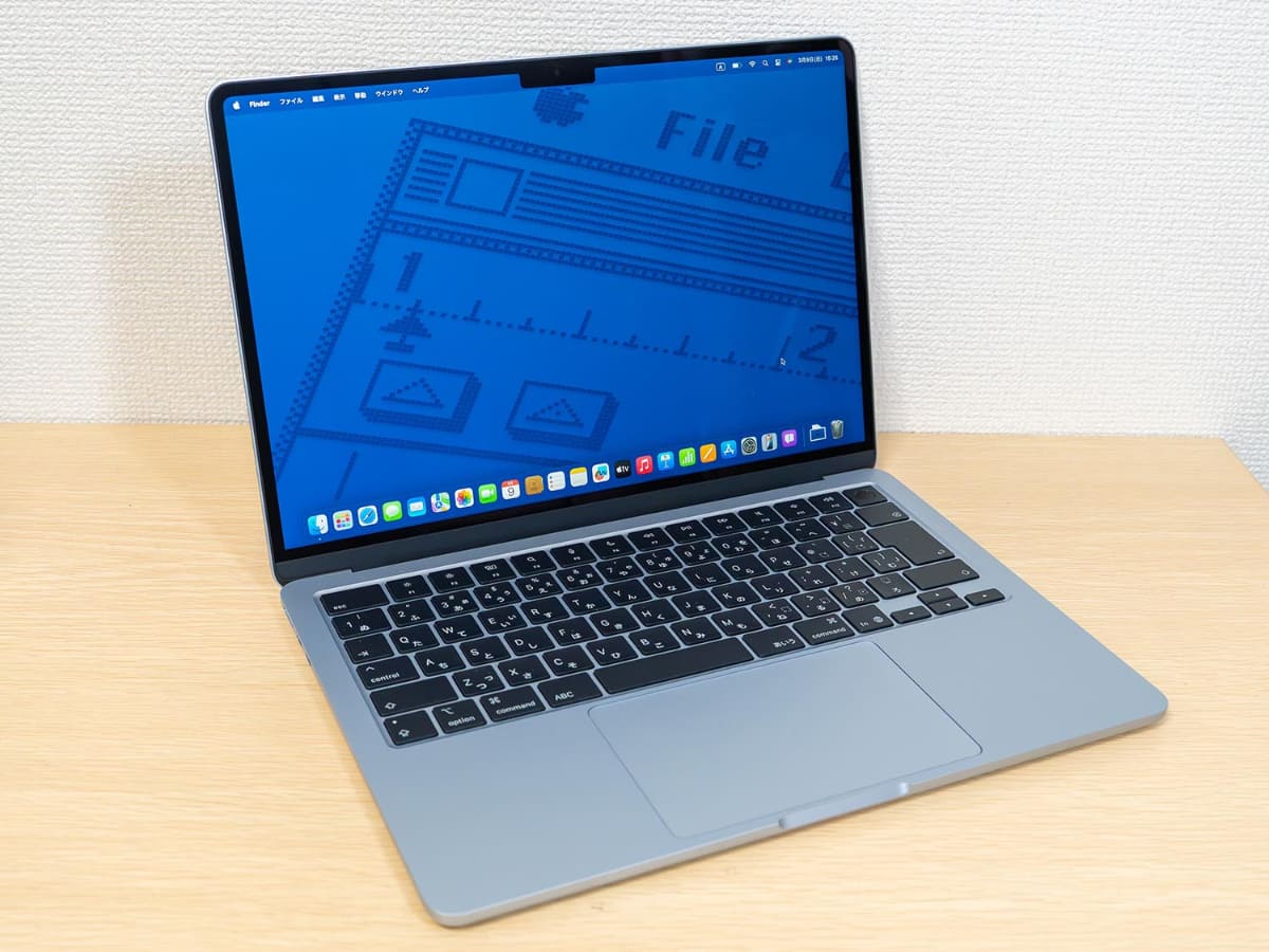 M4版MacBook Air。カラーはスカイブルー