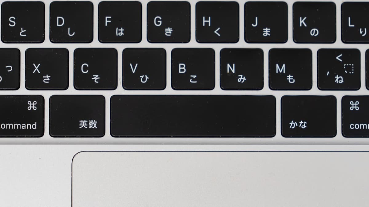 2020年発売の「M1版MacBook Pro」のキーボード。「英数」「かな」表記になっている