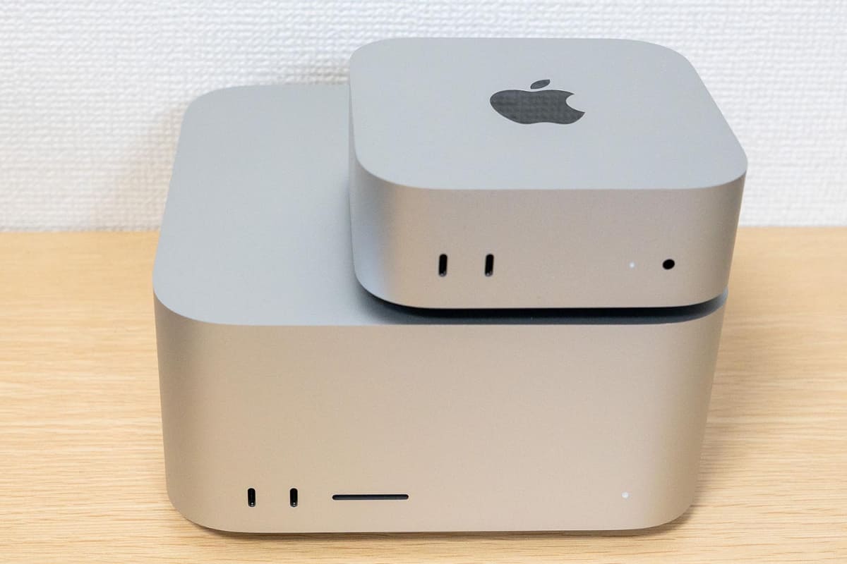 Mac StudioとMac mini。同じデザインモチーフだが、サイズはかなり異なる