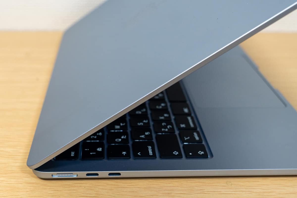 本体左側。左から、MagSafe 3(電源)、Thunderbolt 4(USB 4)端子が2つ