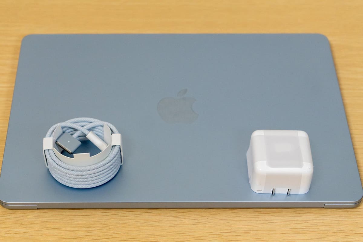 付属品。本体色に合わせたMagSafe 3ケーブルと、USB PD対応の充電器がついてくる。写真はデュアルUSB-Cポート・35Wタイプのもの
