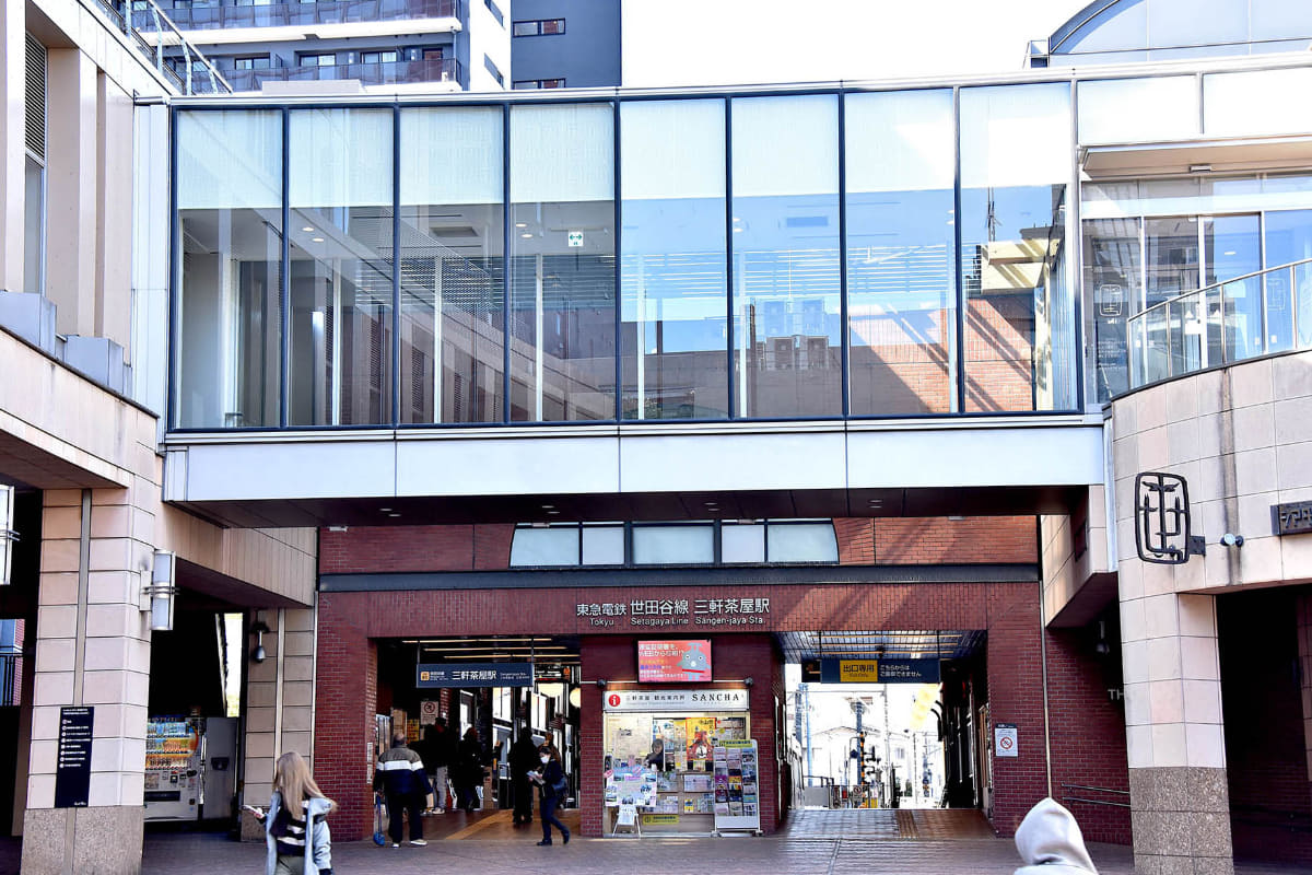 赤レンガ調の駅舎を有する世田谷線の三軒茶屋