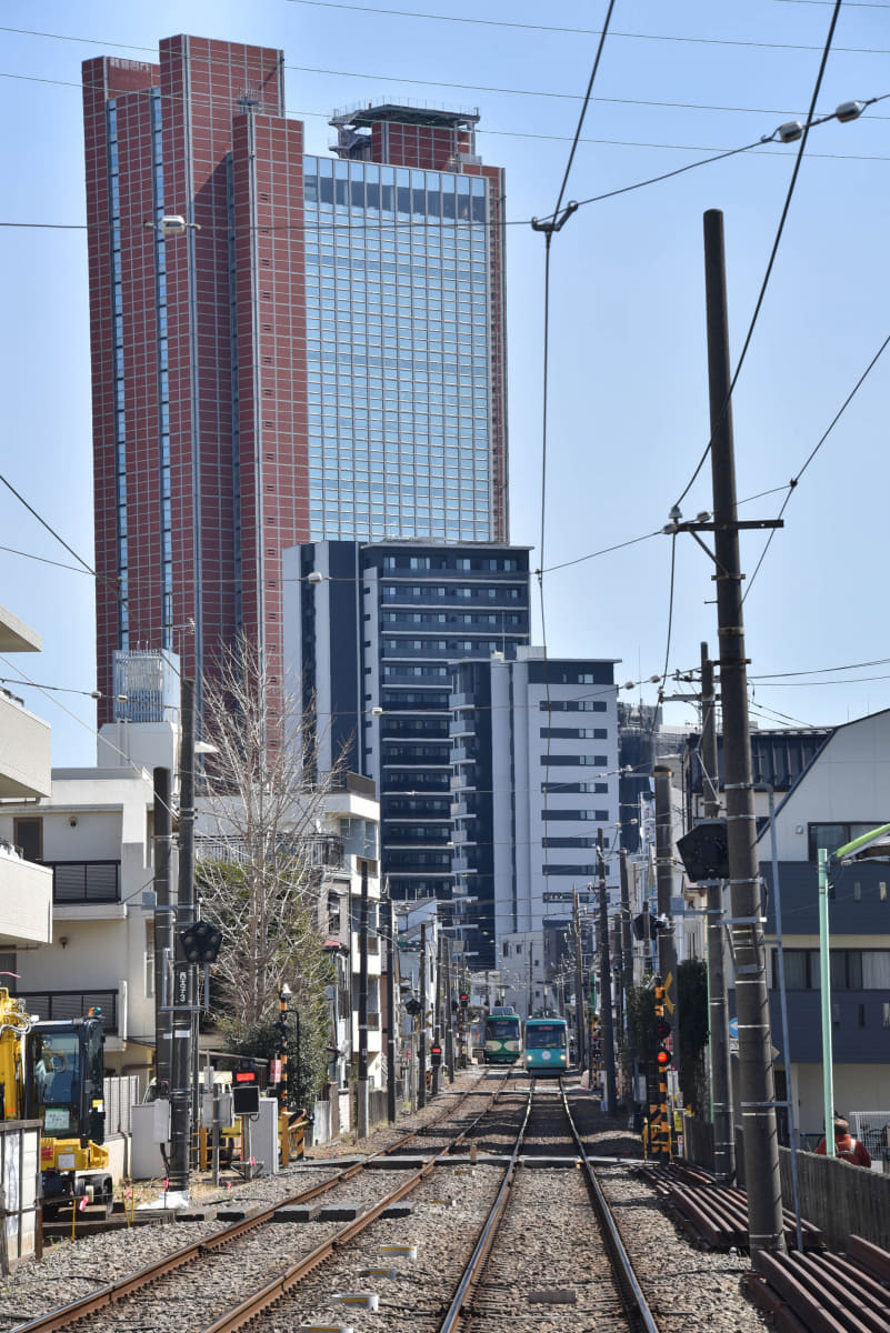 三軒茶屋のランドマークにもなっているキャロットタワーをバックに走る世田谷線の電車