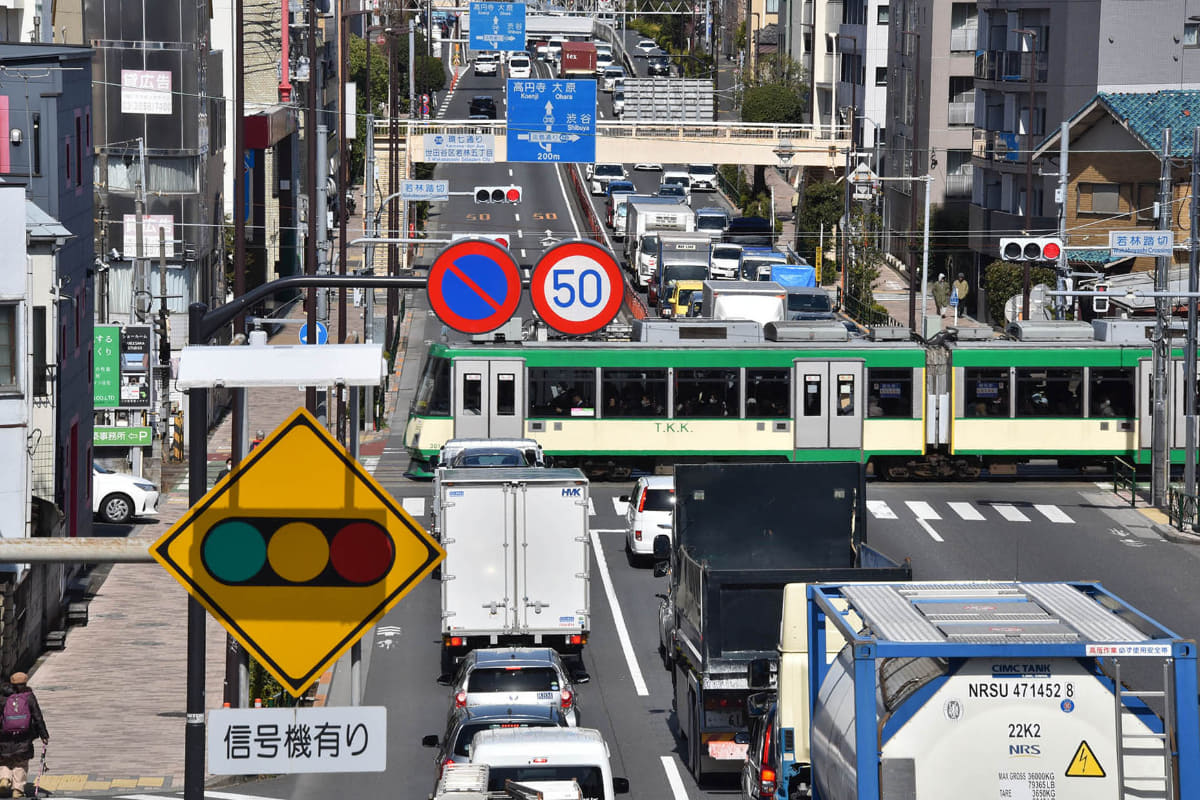 環七を横切る世田谷線の電車