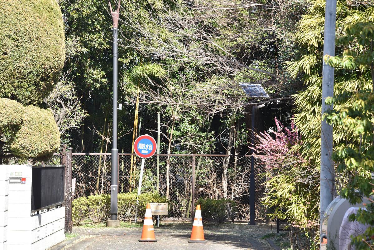 フェンスで囲まれて立ち入ることができない区立峰松緑地
