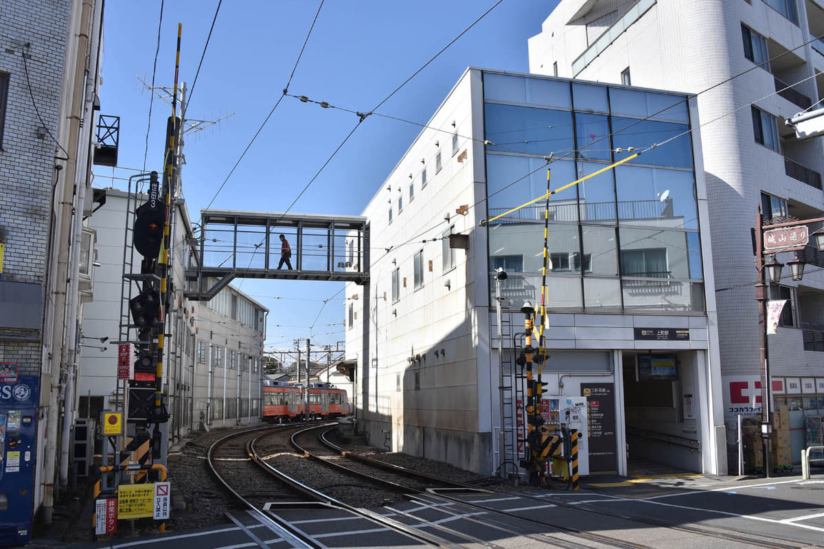 上町の駅舎と奥に見えるのが車両基地