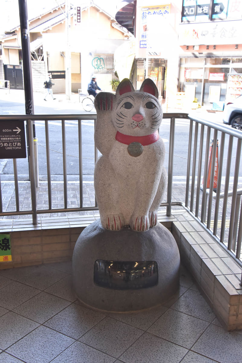 豪徳寺駅に安置されている招き猫の像
