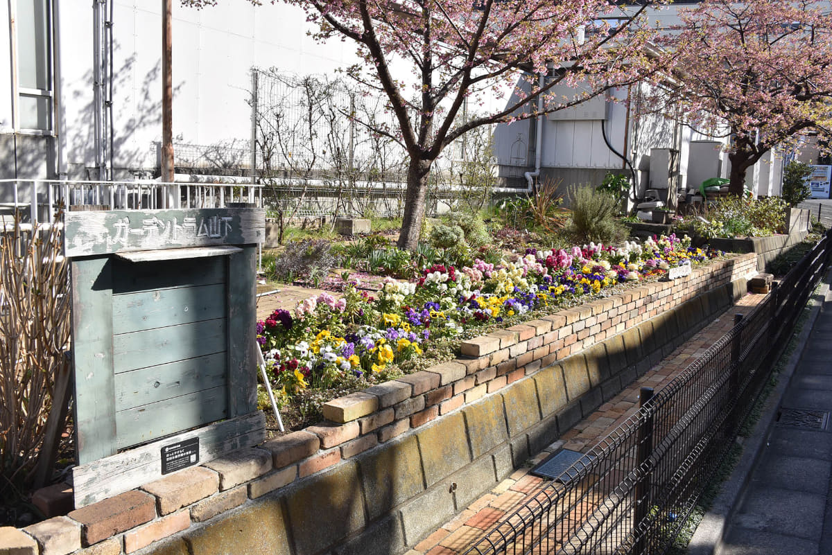 山下の駅前には花壇があり、色とりどりの花が行き交う人を楽しませている